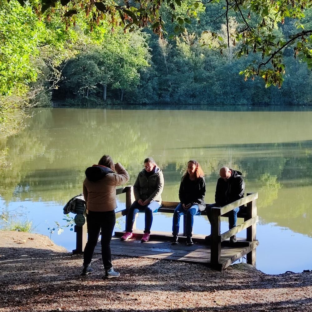 Séance de sophrologie de groupe dans la forêt